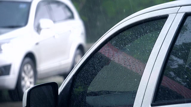 汽车在雨天行驶视频素材