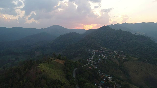 空中飞过美丽的山路视频素材