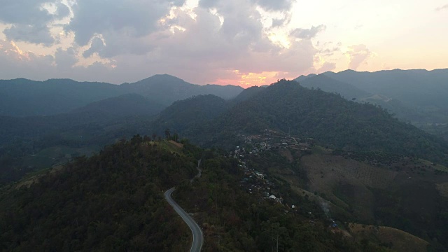 空中飞过美丽的山路视频素材