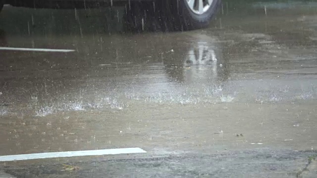 汽车在雨天行驶视频素材