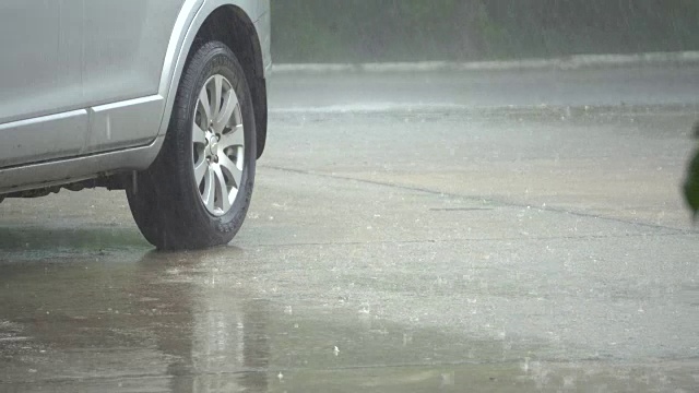 汽车在雨天行驶视频素材