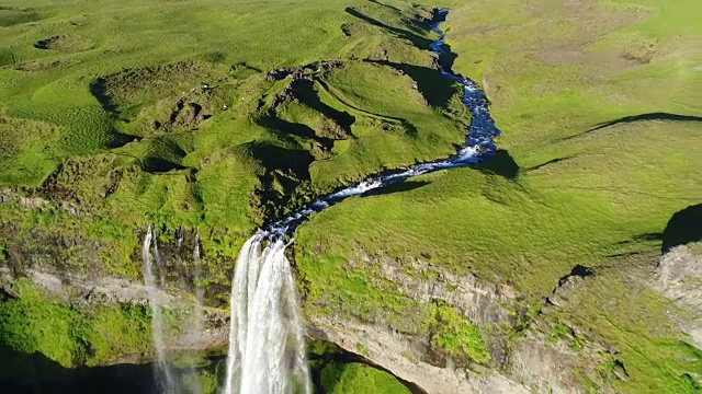 4K空中电影夏季Seljalandsfoss在冰岛南部地区，Seljalandsfoss的一部分有其起源的火山冰川Eyjafjallajökull视频素材