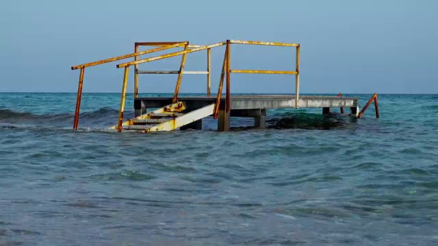 这是一个阳光明媚的日子，夕阳西下，在希腊平静的海边视频素材