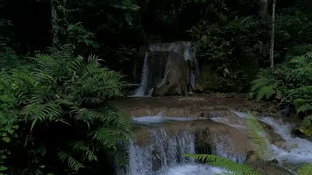 飞到森林里美丽的瀑布视频素材