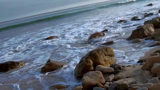 冲刷马里布海滩岩石的波浪视频素材