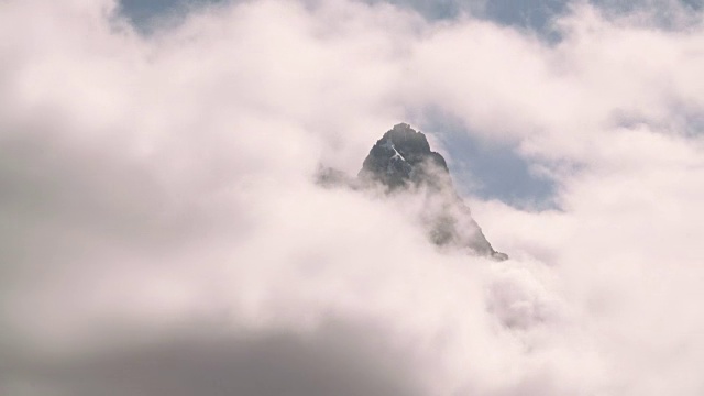 多风的云，山峰的时间视频素材