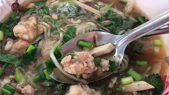 越南菜，猪肉面汤，放大视频素材