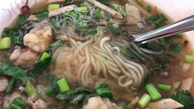 越南菜，猪肉面汤，放大视频素材