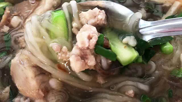 越南菜，猪肉面汤，放大视频素材