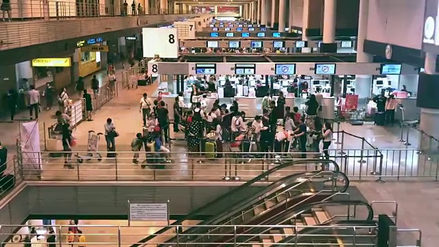 时光流逝:旅客在机场办理登机手续的柜台大厅视频素材