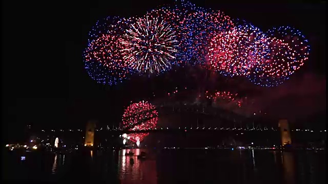 新年前夜，悉尼海港大桥上60帧/ 1的烟花视频素材