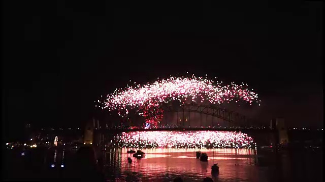 新年前夜，悉尼海港大桥上以60帧/秒2的速度燃放烟花视频素材