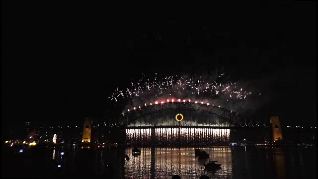 新年前夕，悉尼海港大桥上以60帧/秒5的速度燃放烟花视频素材