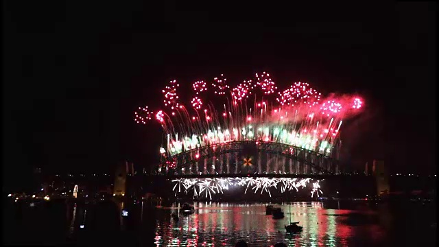 新年前夕悉尼港大桥上的烟花以60帧/秒3的速度燃放视频素材