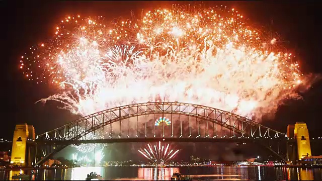 悉尼海港大桥上的新年焰火04视频素材