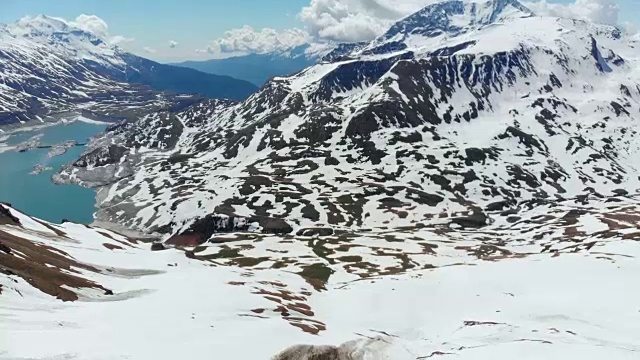 徒步登高，滑雪游览雪山，一览阿尔卑斯山，战胜逆境，取得成功视频素材