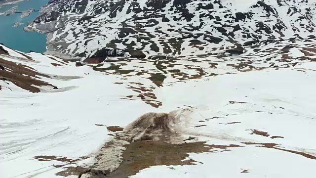 空中飞行:飞过雪山顶上的徒步旅行者视频素材