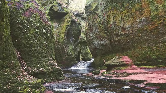 高山峡谷。长满苔藓和苔藓的岩石视频素材