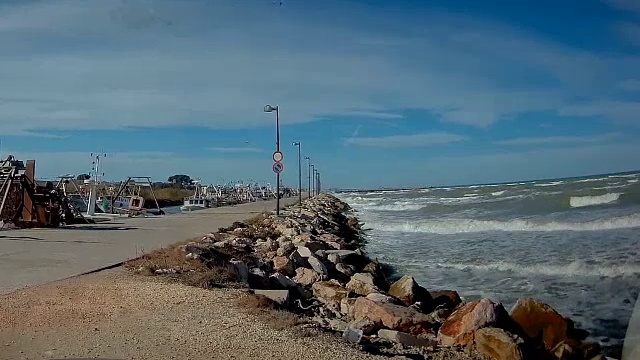 意大利的海浪拍打着岩石视频素材