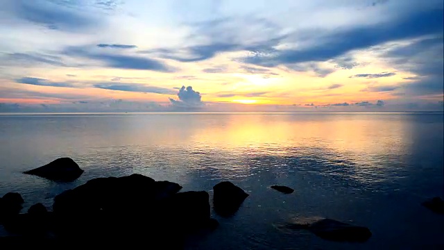 时间流逝日出在海洋和海洋的背景视频素材