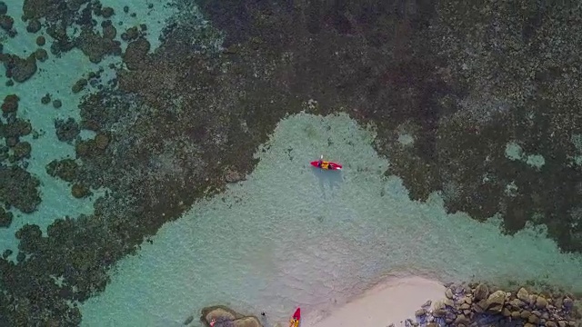 鸟瞰图的热带海滩，长尾船，皮划艇和岩石海岸与水晶清澈的绿松石水Koh Kla, Koh Lipe, Satun，泰国视频素材