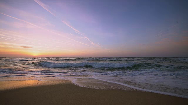 美丽的日出，浪花飞溅的画面视频素材