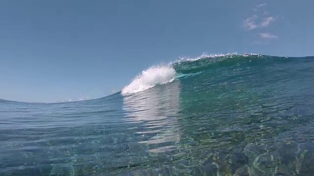 慢镜头:壮观的桶状波浪从太平洋的开阔海域冲来。视频素材