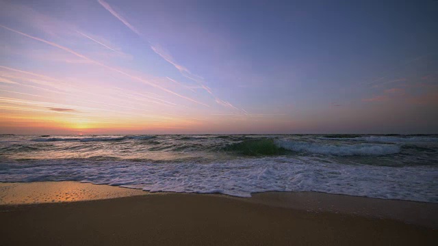 美丽的日出，浪花飞溅的画面视频素材