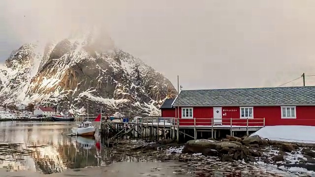 暴风雪的时间流逝，穿过北冰洋的渔村和山脉视频素材