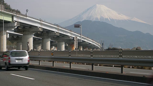 高速公路上的富士山视频素材