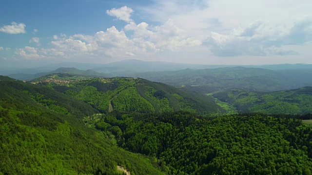 美丽的山景，山顶云雾缭绕视频素材