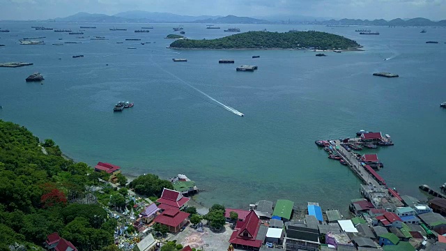 航拍位于泰国湾中部的四川岛渔村。视频素材