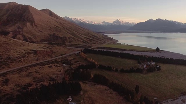 新西兰南岛坎特伯雷高地的库克山和普卡基湖空中公路旅行视频素材