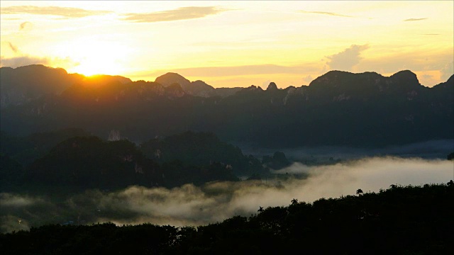 日出的时间，雾和云景移动在山上。视频素材