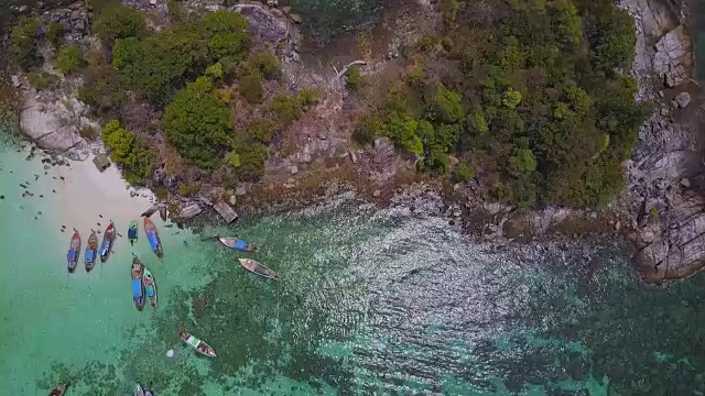 鸟瞰图的热带海滩，长尾船，皮划艇和岩石海岸与水晶清澈的绿松石水Koh岩，Koh Lipe, Satun，泰国视频素材