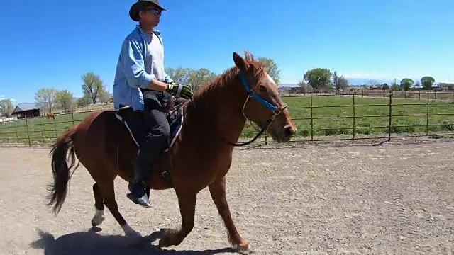 牛仔在他的围场里骑马视频素材