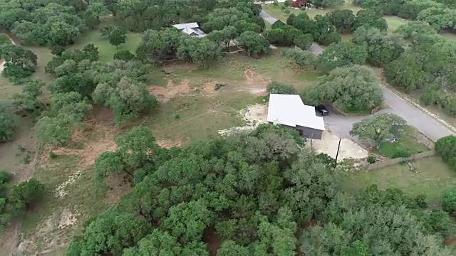 一架无人机在德克萨斯州温伯利市的一栋新房子上空盘旋视频素材