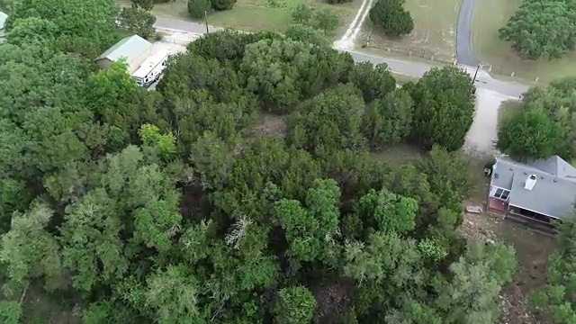 一架无人机在德克萨斯州温伯利布兰科河边的空地上盘旋视频素材