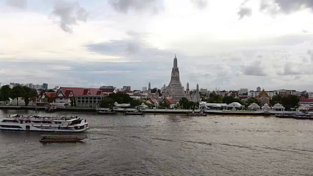 时间流逝的Wat Arun temple或与移动的云和阳光，湄南河的水运输视频素材