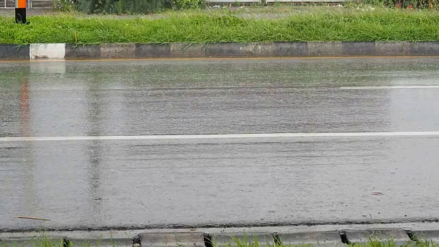 汽车在雨天行驶在路上。视频素材