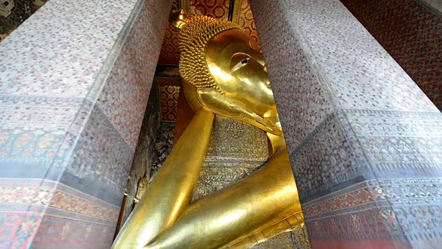 卧佛金像的脸在卧佛寺，曼谷，泰国视频素材