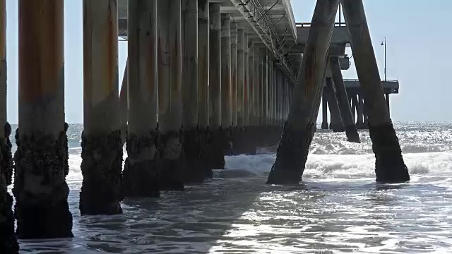 海浪拍打着木栈桥，发出海洋的声音视频素材