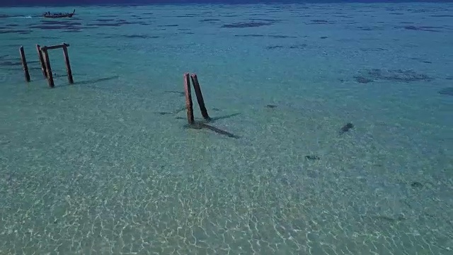 鸟瞰图的热带海滩，长尾船，皮划艇和岩石海岸与水晶清澈的绿松石的水Koh Lipe，萨顿，泰国视频素材