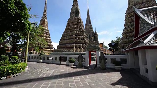 美丽的宝塔与蓝天在Wat Pho寺庙在泰国曼谷视频素材