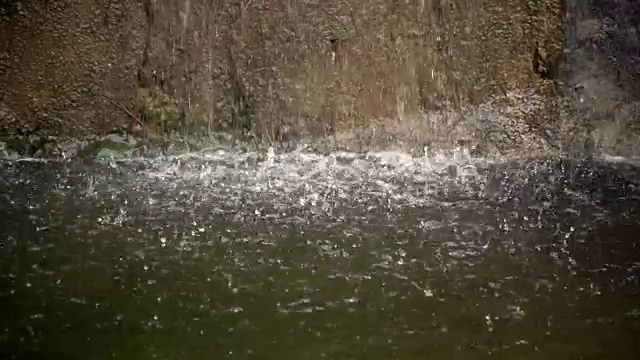 瀑布和石头和慢动作水滴流动视频素材