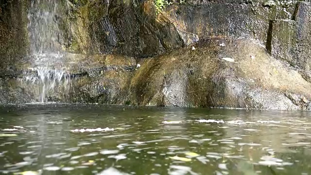 瀑布和石头和慢动作水滴流动视频素材