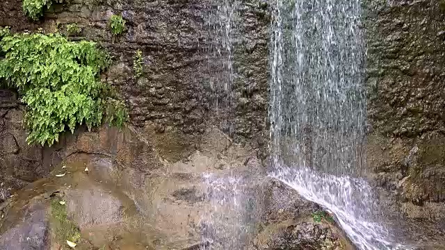 瀑布和石头和慢动作水滴流动视频素材