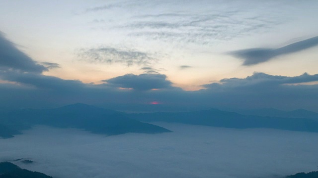 雾蒙蒙的早晨，山顶上日出，时光流逝视频素材