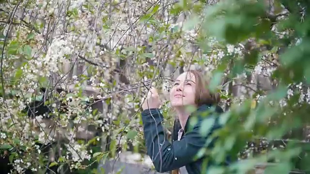 少女花丛中的樱花，花瓣纷纷落下，慢镜头视频素材