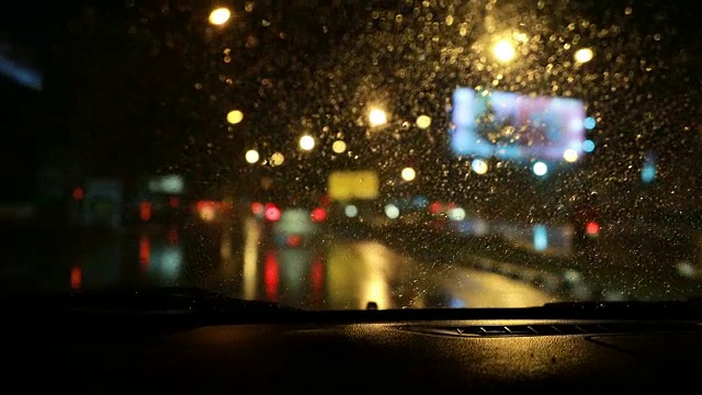 雨点落在汽车前视镜上。外面下大雨视频素材